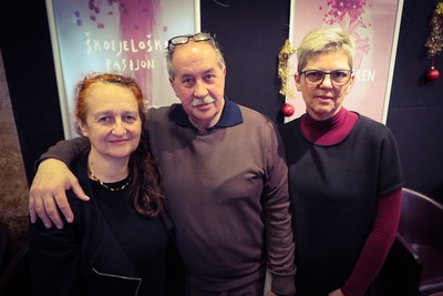 Na fotografiji od leve proti desni: dramaturginja in umetniška vodja Marinka Poštrak, selektor letošnnjega tekmovalnega in spremljevalnega programa, Marko Sosič ter direktorica Prešernovega gledališča Kranj, Mirjam Drnovšček